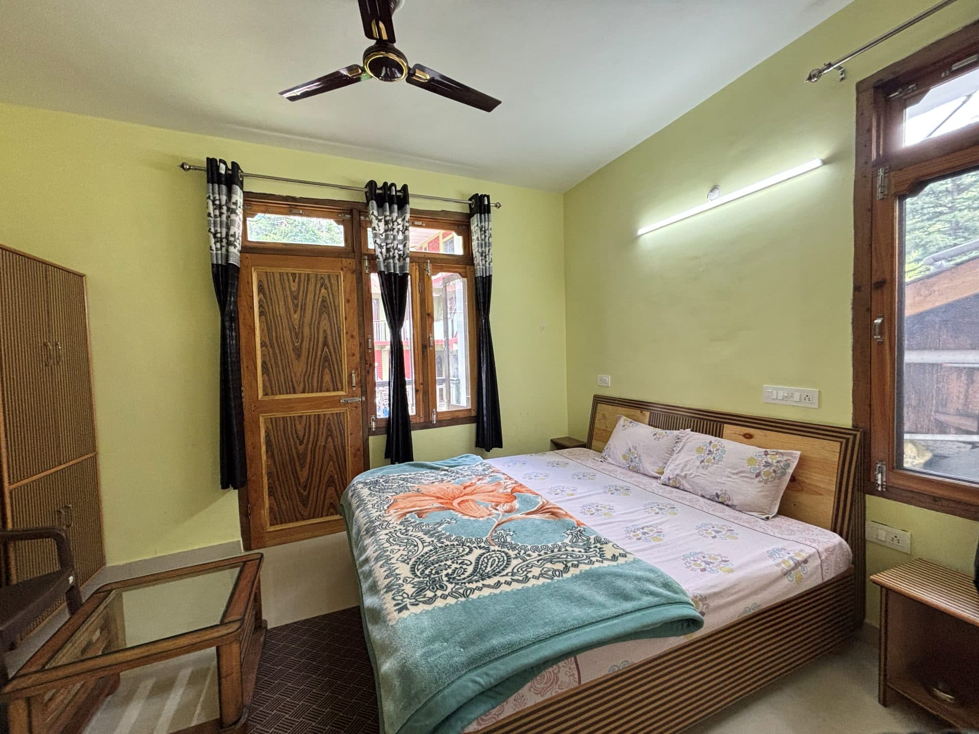 Mountain View Room 1